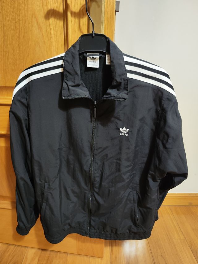 Chaqueta Adidas Negra Rayas Blancas de segunda mano por 20 EUR en