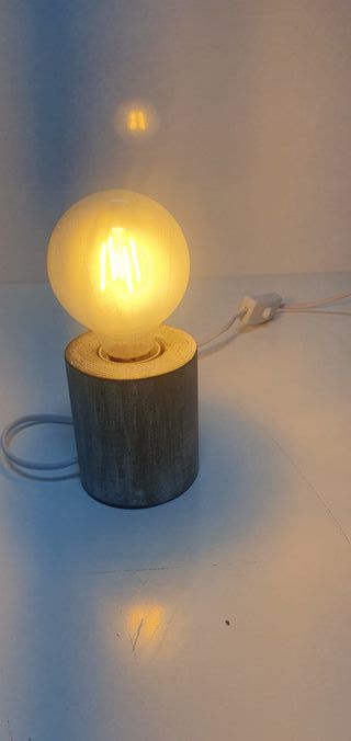 Lámpara de mesa moderna
