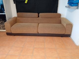 Sofá de tela y piel beige/marrón