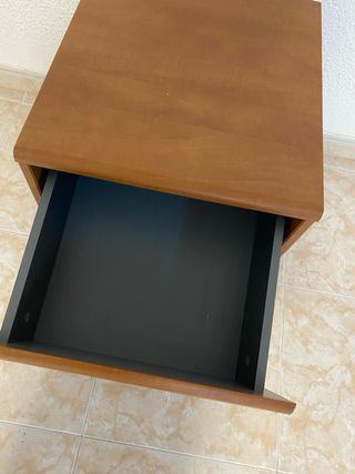 Cajonera o mesita de noche de madera