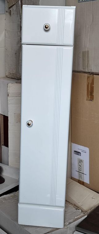 Armario lacado blanco con detalles dorados