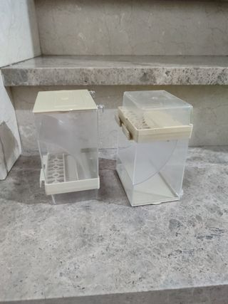 Dos comederos tolva para canarios