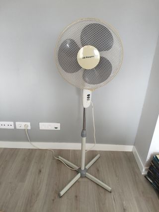 Ventilador de pie beige y blanco