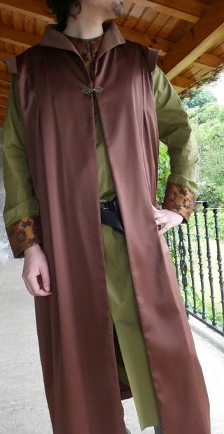 Traje medieval hombre marrón y verde