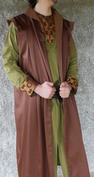 Traje medieval hombre marrón y verde