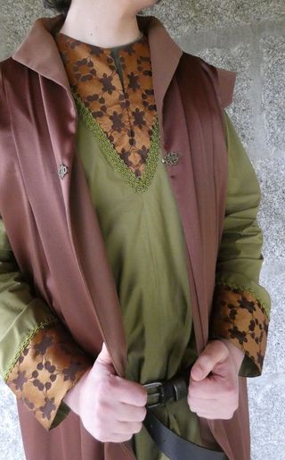 Traje medieval hombre marrón y verde