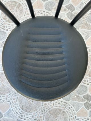 Silla de bar negra acolchada. 80 dispobibles.