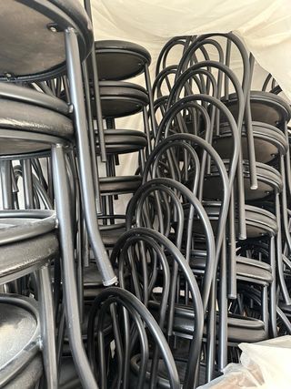 Silla de bar negra acolchada. 80 dispobibles.