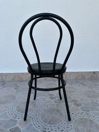 Silla de bar negra acolchada. 80 dispobibles.