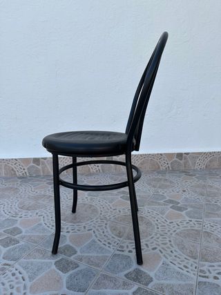 Silla de bar negra acolchada. 80 dispobibles.