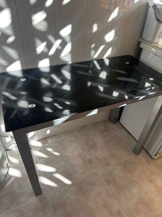 Mesa de cristal negra con patas metálicas