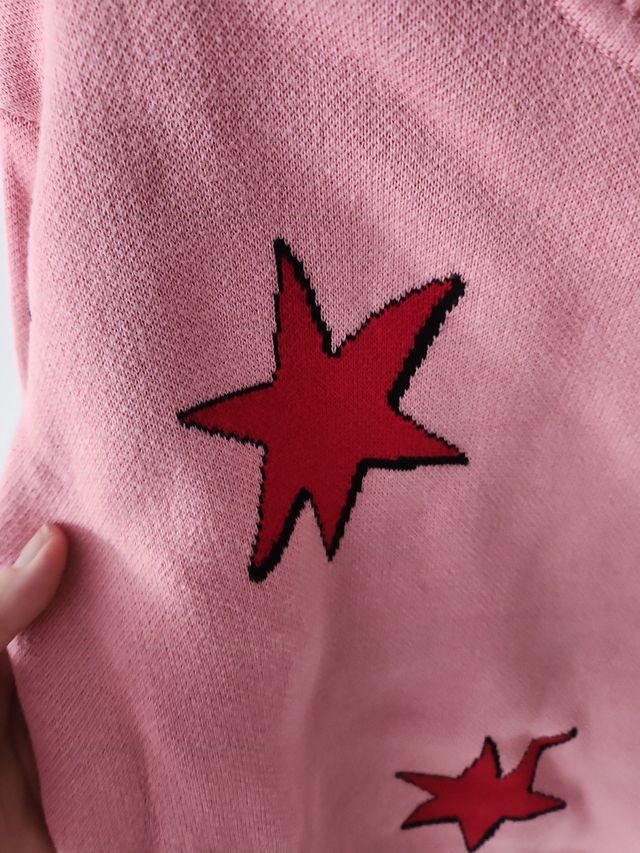 Jersey rosa con estrellas rojas