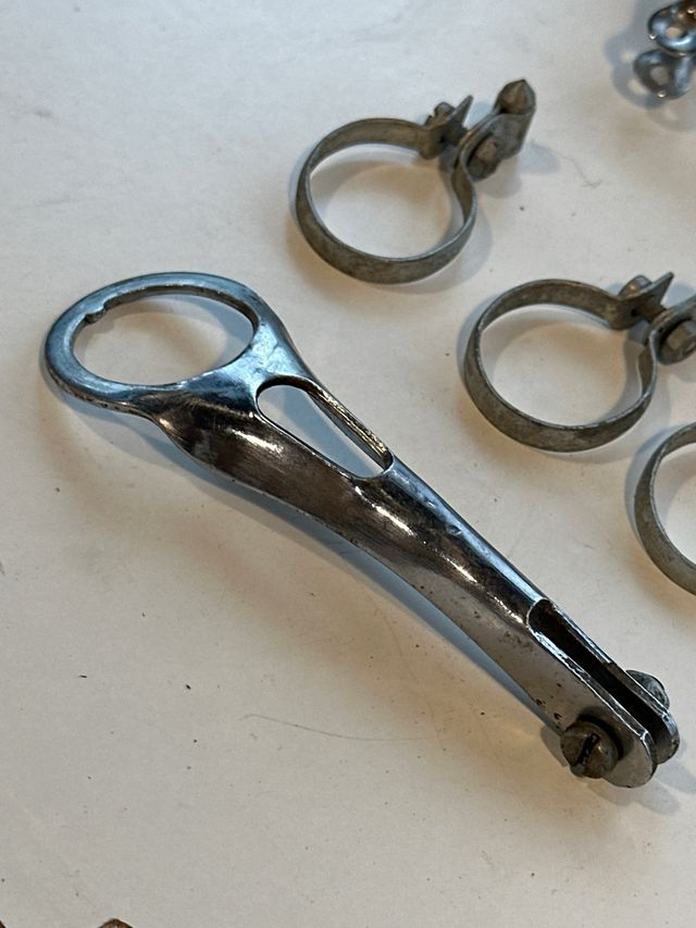 Supporto per pompa e luce anteriore per bicicletta