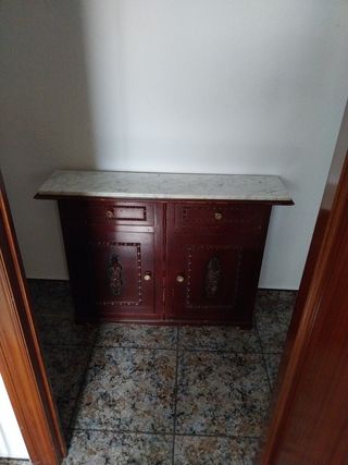 Cómoda antigua de madera con mármol