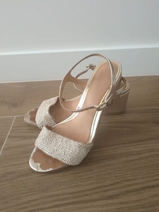 Sandalias doradas con bolitas