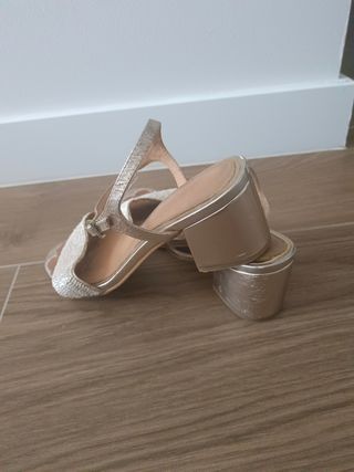 Sandalias doradas con bolitas