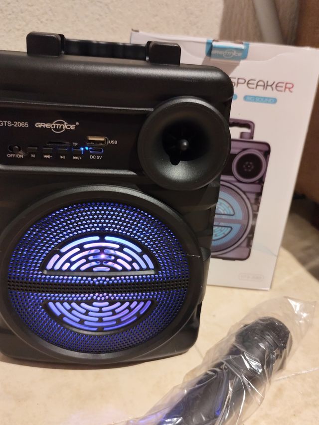 Altavoz portátil con Bluetooth y luces RGB