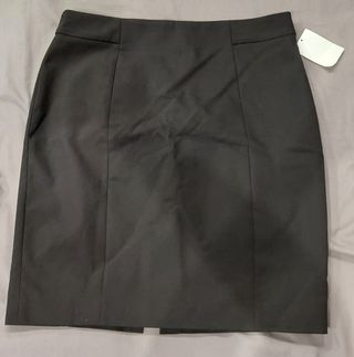 Varias prendas de ropa muevas,algunas con etiqueta