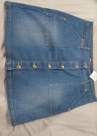 Varias prendas de ropa muevas,algunas con etiqueta