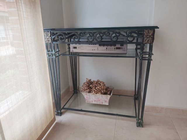 Mesa de forja verde con cristal