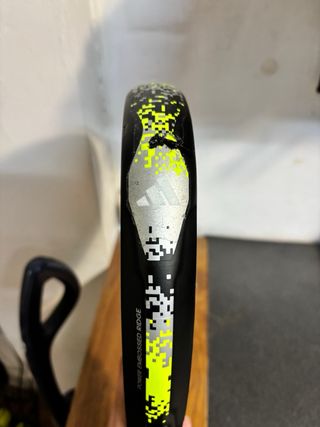 Pala de pádel Adidas 
