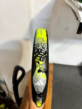 Pala de pádel Adidas 
