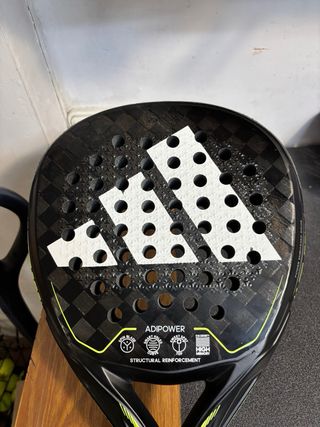 Pala de pádel Adidas 

