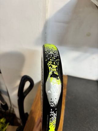 Pala de pádel Adidas 
