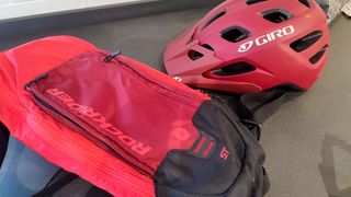 Kit Ciclismo: Casco Giro, Bidón, Mochila y Bolsa.