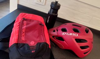 Kit Ciclismo: Casco Giro, Bidón, Mochila y Bolsa.