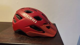 Kit Ciclismo: Casco Giro, Bidón, Mochila y Bolsa.