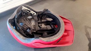 Kit Ciclismo: Casco Giro, Bidón, Mochila y Bolsa.