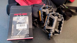 Kit Ciclismo: Casco Giro, Bidón, Mochila y Bolsa.