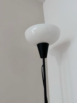 Lámpara de pie negra y blanca