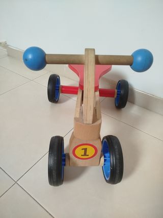Cuatriciclo de madera para niños