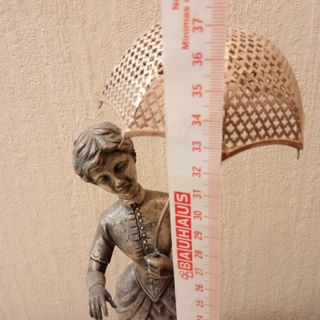 Figura dama con paraguas en metal