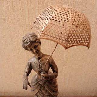 Figura dama con paraguas en metal