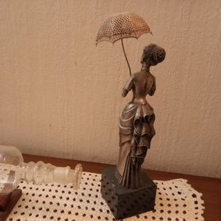 Figura dama con paraguas en metal