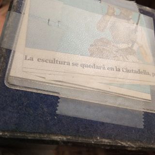 Figura dama con paraguas en metal