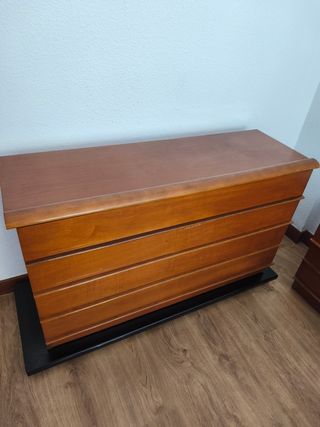 Cómoda de dormitorio con 4 cajones.