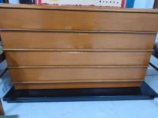 Cómoda de dormitorio con 4 cajones.