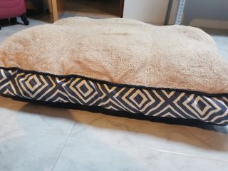 Cama para perro beige y multicolor