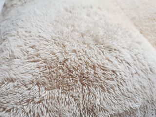 Cama para perro beige y multicolor