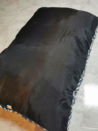 Cama para perro beige y multicolor