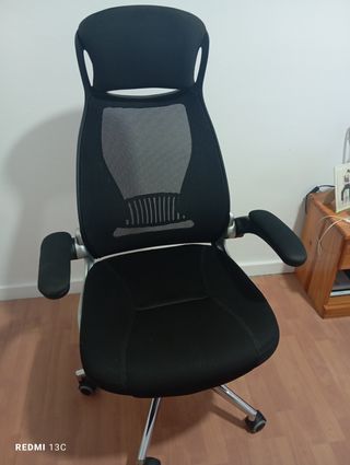 Silla de escritorio negra y plateada