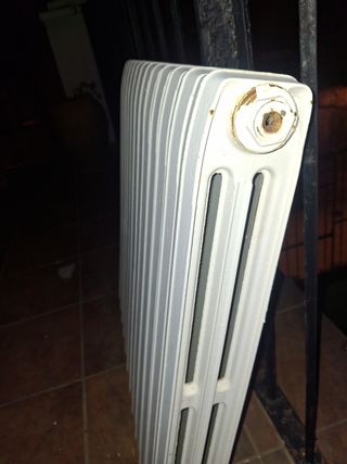 Radiador blanco de metal