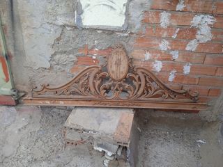 Cabecero de madera antiguo con dibujos