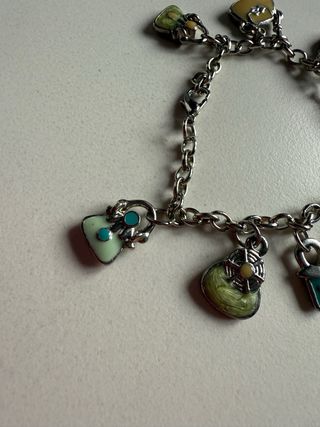 Bracciale con charms a borsetta colorati
