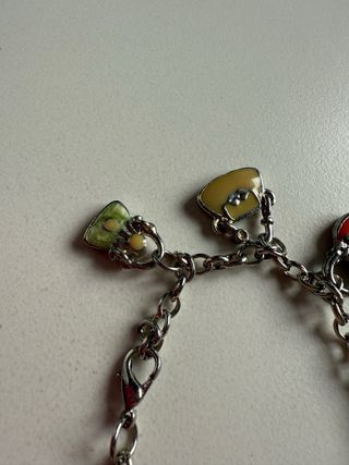 Bracciale con charms a borsetta colorati