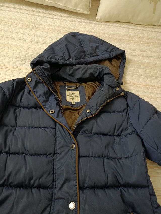 Plumífero largo azul con cinturón